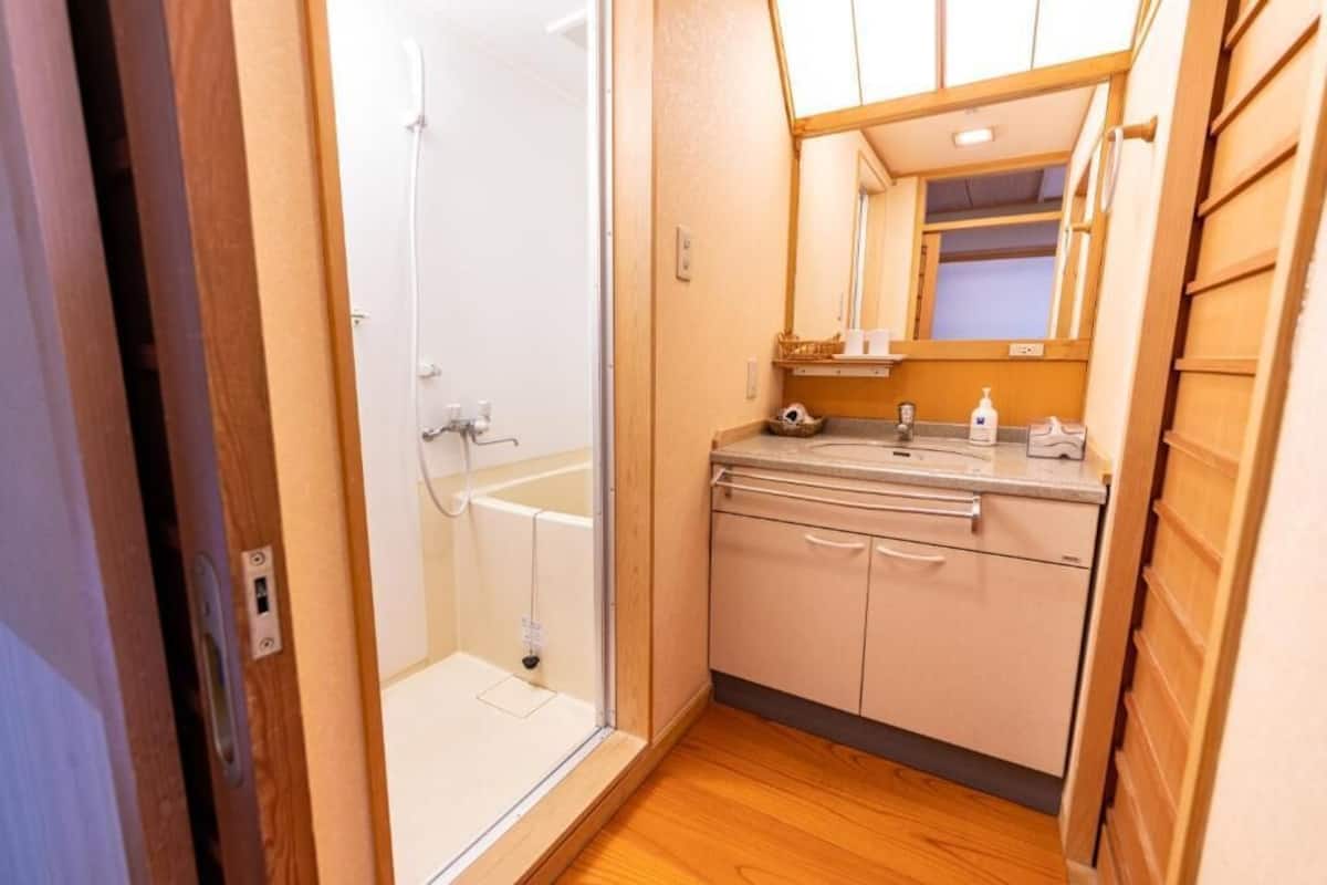 Vierbettzimmer, Bergblick | Badezimmer | Hausschuhe