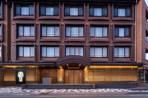 Exterior detail - fujisannomieruonsenryokan ooikehoteru (Fujikawaguchiko)