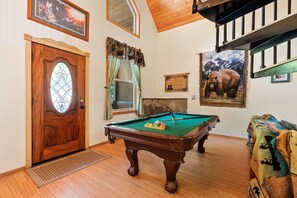 Games room - Mountain Paradise- Family Cabin w Pool Table (Shaver Lake)