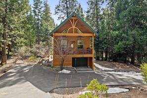 Exterior - Mountain Paradise- Family Cabin w Pool Table (Shaver Lake)