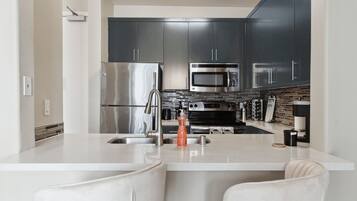 Kühlschrank, Mikrowelle, Herdplatte, Geschirrspüler