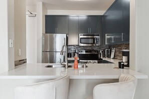 Kühlschrank, Mikrowelle, Herdplatte, Geschirrspüler