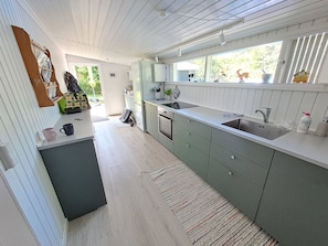 Køleskab, mikrobølgeovn, ovn, kogeplade