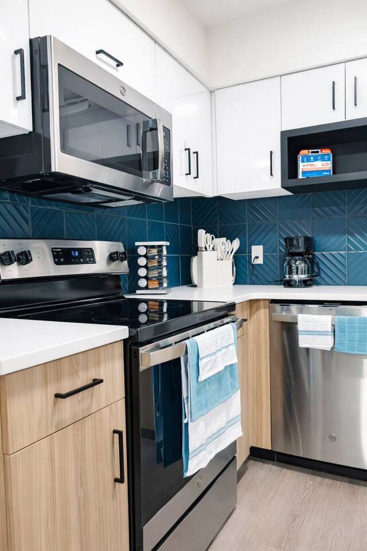 Køleskab, mikrobølgeovn, ovn, kogeplade