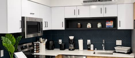 Réfrigérateur, micro-ondes, four, plaque de cuisson