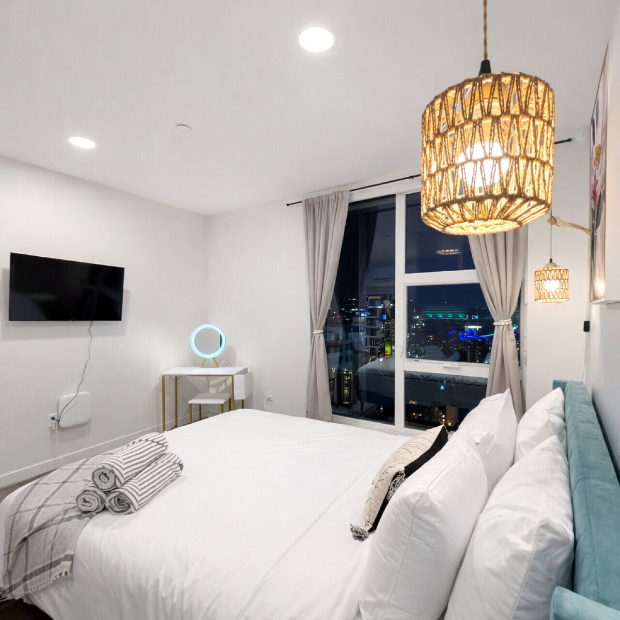 2 bedrooms, desk, WiFi