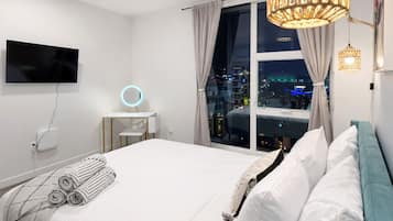 2 bedrooms, desk, WiFi