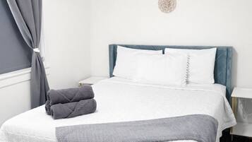 2 bedrooms, desk, WiFi, bed sheets