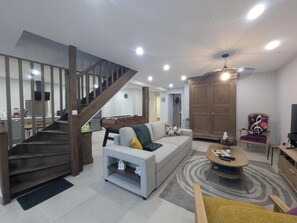 TV, fireplace, DVD player, table football - Gîte du Joliment - CONSIGNY (CONSIGNY)