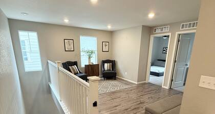 Spacious 3BR Aurora Townhome AC + Gym