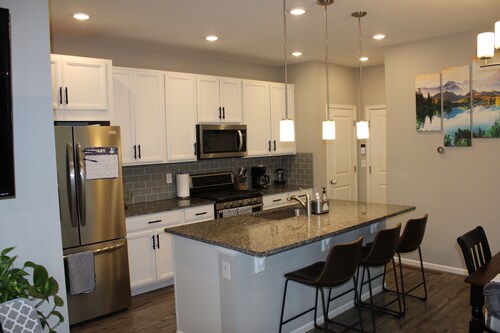 Spacious 3BR Aurora Townhome AC + Gym