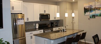 Spacious 3BR Aurora Townhome AC + Gym