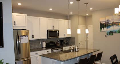 Spacious 3BR Aurora Townhome AC + Gym