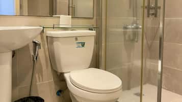 Design Loft, Balcony, City View | Bathroom | Shower, free toiletries, hair dryer, towels