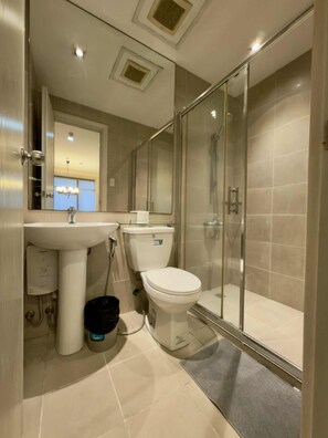 Design Loft, Balcony, City View | Bathroom