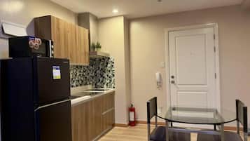 Design Loft, Balcony, City View | Private kitchen | Fridge, microwave, stovetop, dishwasher