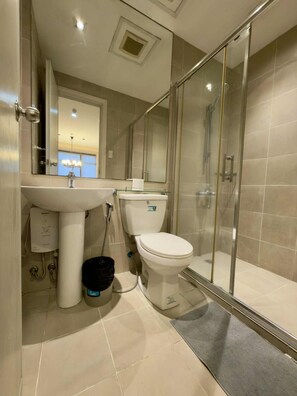 Loft de diseño, balcón, vistas a la ciudad | Baño | Ducha, artículos de higiene personal gratuitos y secador de pelo