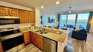 Refrigerador, microondas, horno, placa de cocina