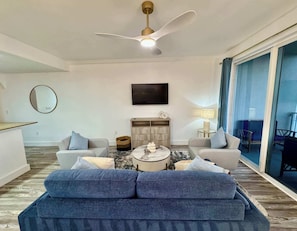 TV - Balcony Lake Views |  Pool, Gym, WiFi & Parking (Orlando)