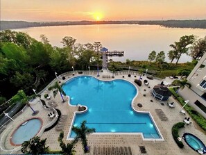 Pool - Balcony Lake Views |  Pool, Gym, WiFi & Parking (Orlando)