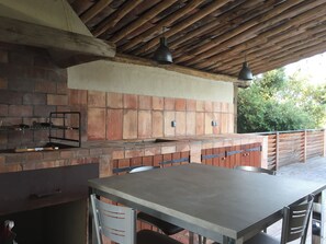 Outdoor dining - 2bedroom house with private heated pool 5mn from the beach (Figari)