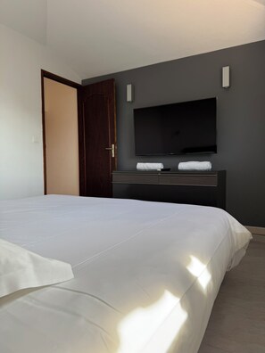 2 bedrooms, iron/ironing board, WiFi, bed sheets - 2bedroom house with private heated pool 5mn from the beach (Figari)