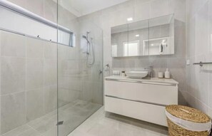 Dusche, Haartrockner, Handtücher, Toilettenpapier