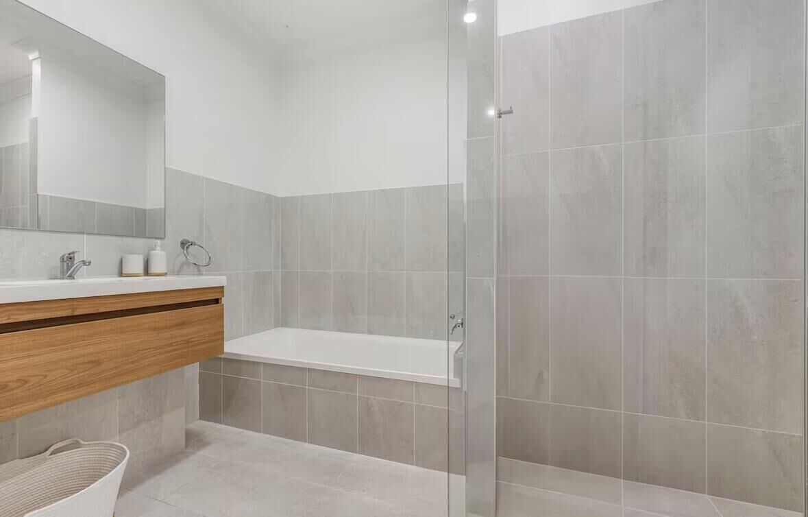 Ducha, secador de pelo, toallas, papel higiénico