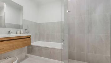 Ducha, secador de pelo, toallas, papel higiénico