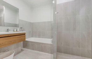 Dusj, hårføner, håndklær og toalettpapir