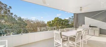 Luxe Coastal Escape. Walk to beach, cafe and shops.
