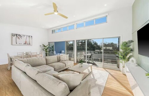 Luxe Coastal Escape. Walk to beach, cafe and shops.