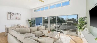 Luxe Coastal Escape. Walk to beach, cafe and shops.