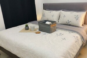 WiFi, bed sheets - Shore CIty Central Stay Apartments (Pasay City)