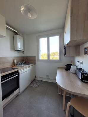 Kühlschrank, Mikrowelle, Geschirrspüler, Toaster