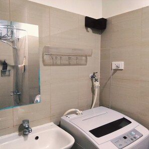 ヘアドライヤー、タオル、トイレットペーパー