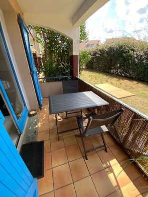 Outdoor dining - Charming and comfortable T2 for 2 to 4 people, close to the beach (BISCARROSSE)