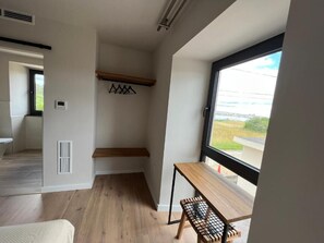 Habitación doble, vistas parciales al mar | Interior