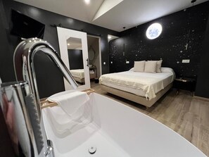 Suite Deluxe, 1 habitación, vista a la montaña | Ropa de cama hipoalergénica, camas con efecto memoria y escritorio