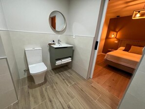 Chambre Double, vue jardin | Salle de bain | Sèche-cheveux, serviettes fournies