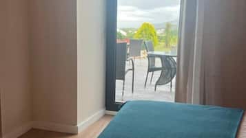Tweepersoonskamer, uitzicht op tuin | Een bureau, gratis wifi