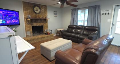 Cozy 2-bedroom house in the country underneath the starry sky