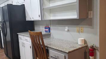 冰箱、微波炉、烤箱、炉灶