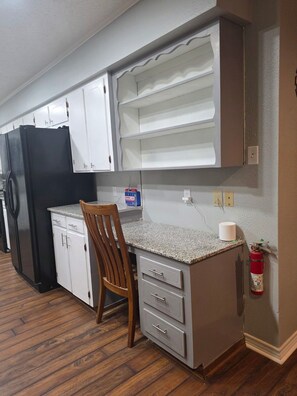 Fridge, microwave, oven, stovetop - Cozy 2-bedroom house in the country underneath the starry sky (Henderson)