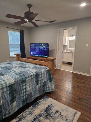 2 makuuhuonetta, työpöytä, vauvan matkasänky, ilmainen Wi-Fi