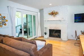 Smart TV - Andora Townhome, Walk to Town, River Run 1/2 mile away, Deck on Trail Creek!! (Ketchum)