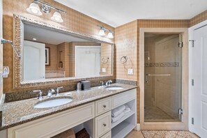 Shower, hair dryer, towels - Beautiful Condo with Panoramic Views Near Attractions (Kissimmee)