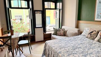 Studio | Living area | Flat-screen TV