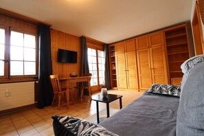 TV - Outside: studio for 2 people with balcony overlooking the Matterhorn, located in a residence with el (St-Luc)