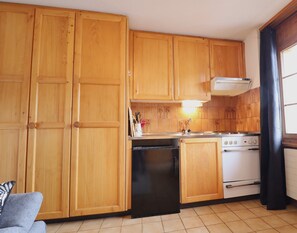 Microwave, stovetop - Outside: studio for 2 people with balcony overlooking the Matterhorn, located in a residence with el (St-Luc)